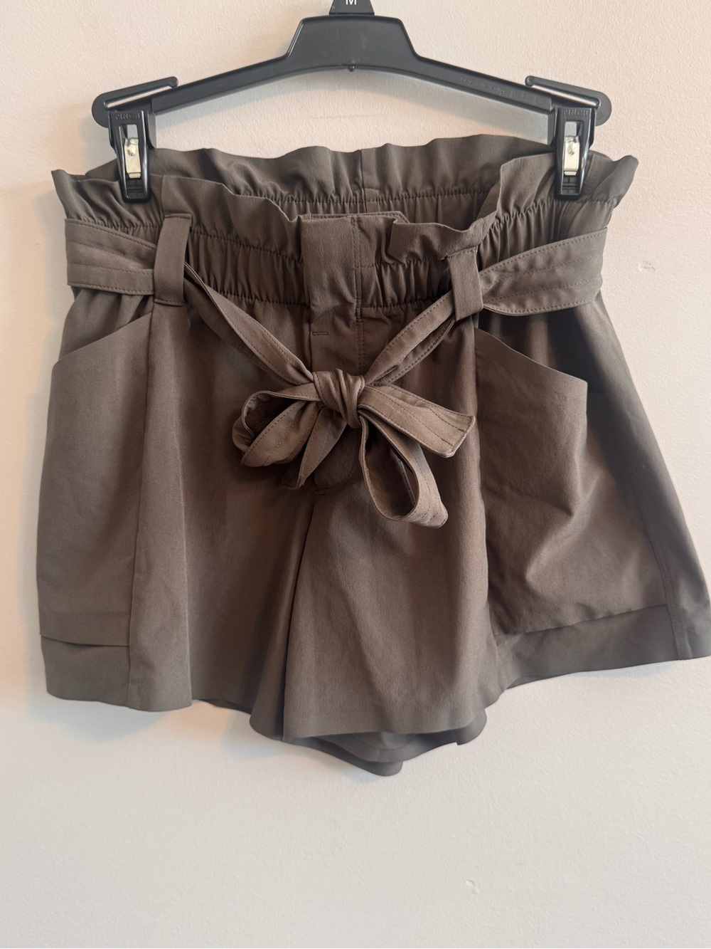 Athleta Size 0 Charcoal Gray Paperbag Waist Tie Front Stretch Shorts